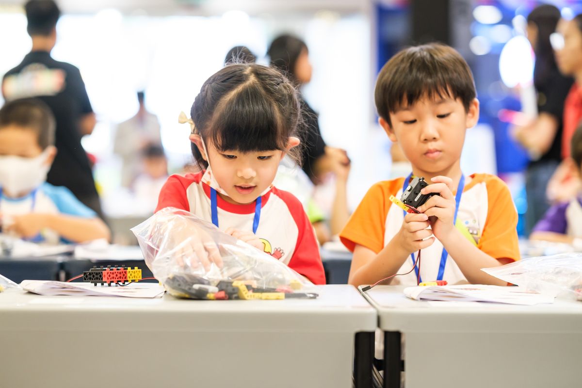 Participants building robots together